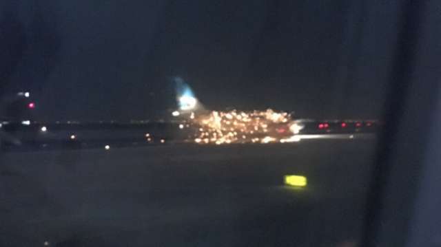 Un avion en flammes à l’aéroport de New York, les pompiers sur place - VIDEO